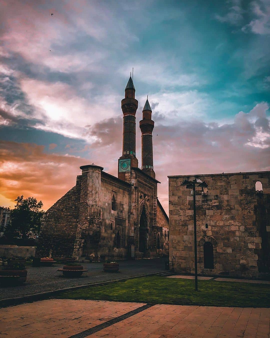 çifte minareli medrese